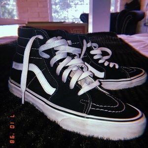 Black & White hightop Vans🖤